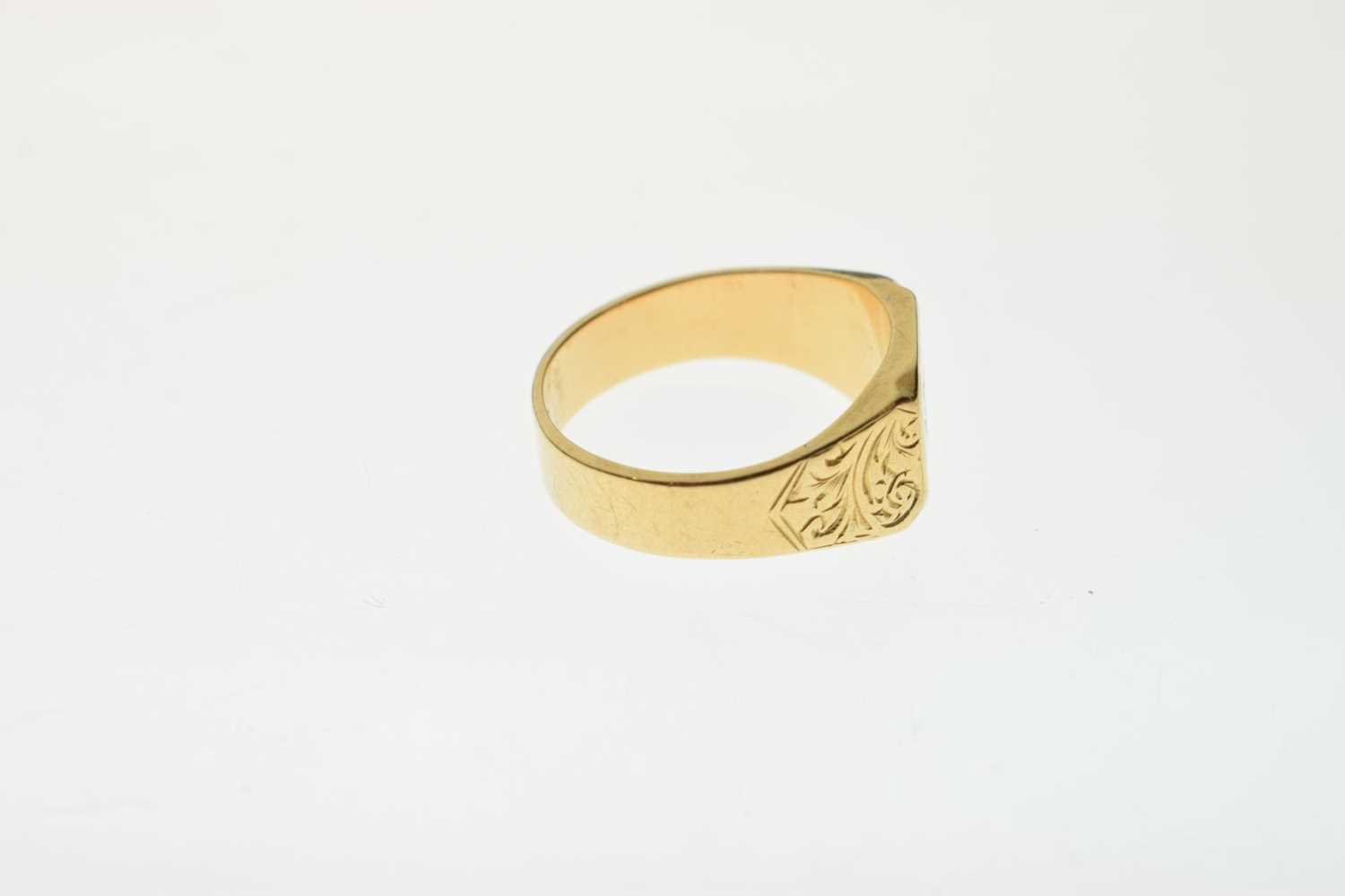 18ct gold gypsy set diamond signet ring - Image 5 of 7