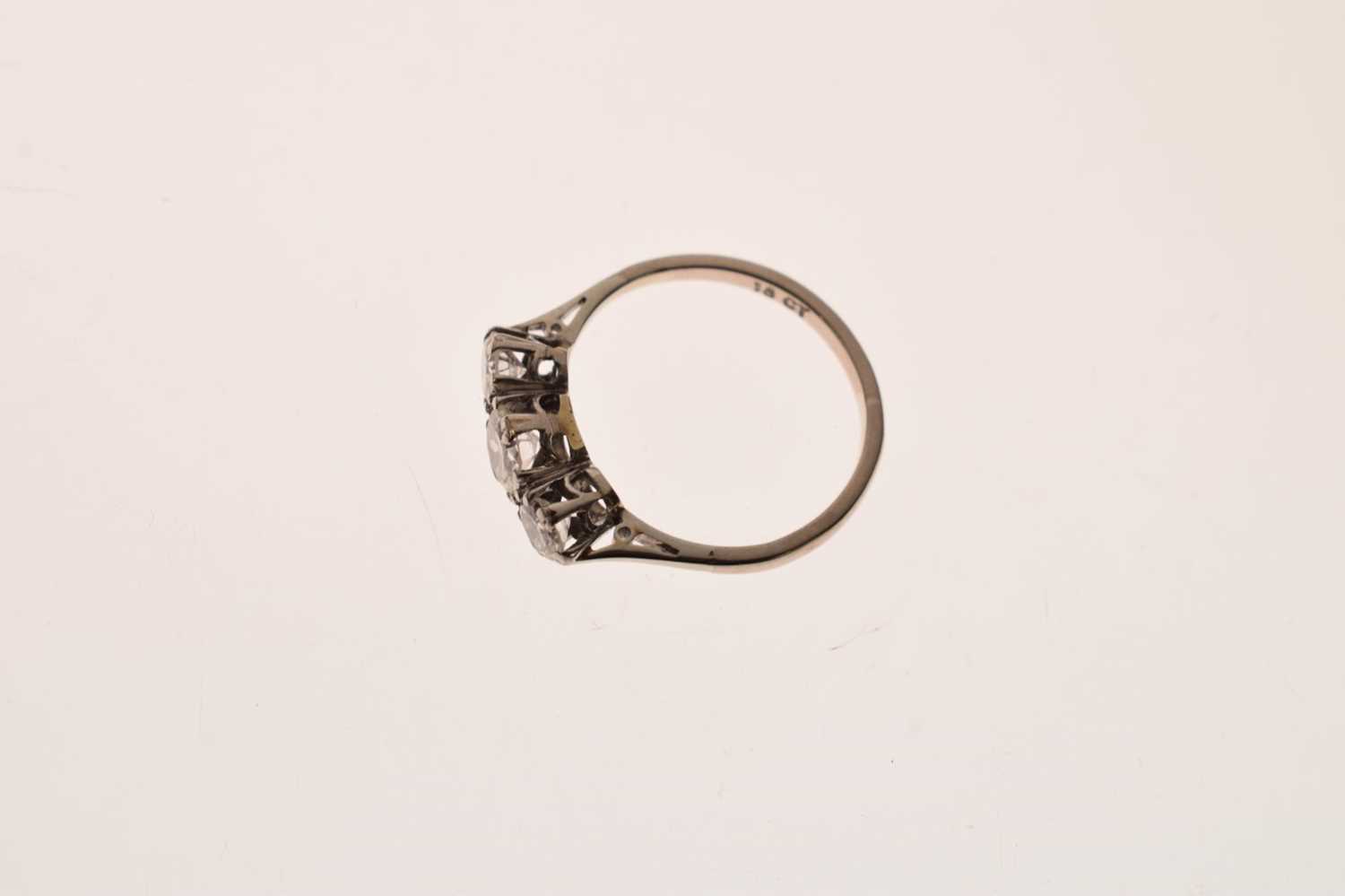 Three-stone diamond ring - Image 7 of 7