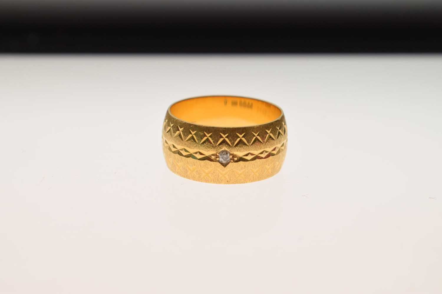 22ct gold wide wedding band - Image 3 of 8