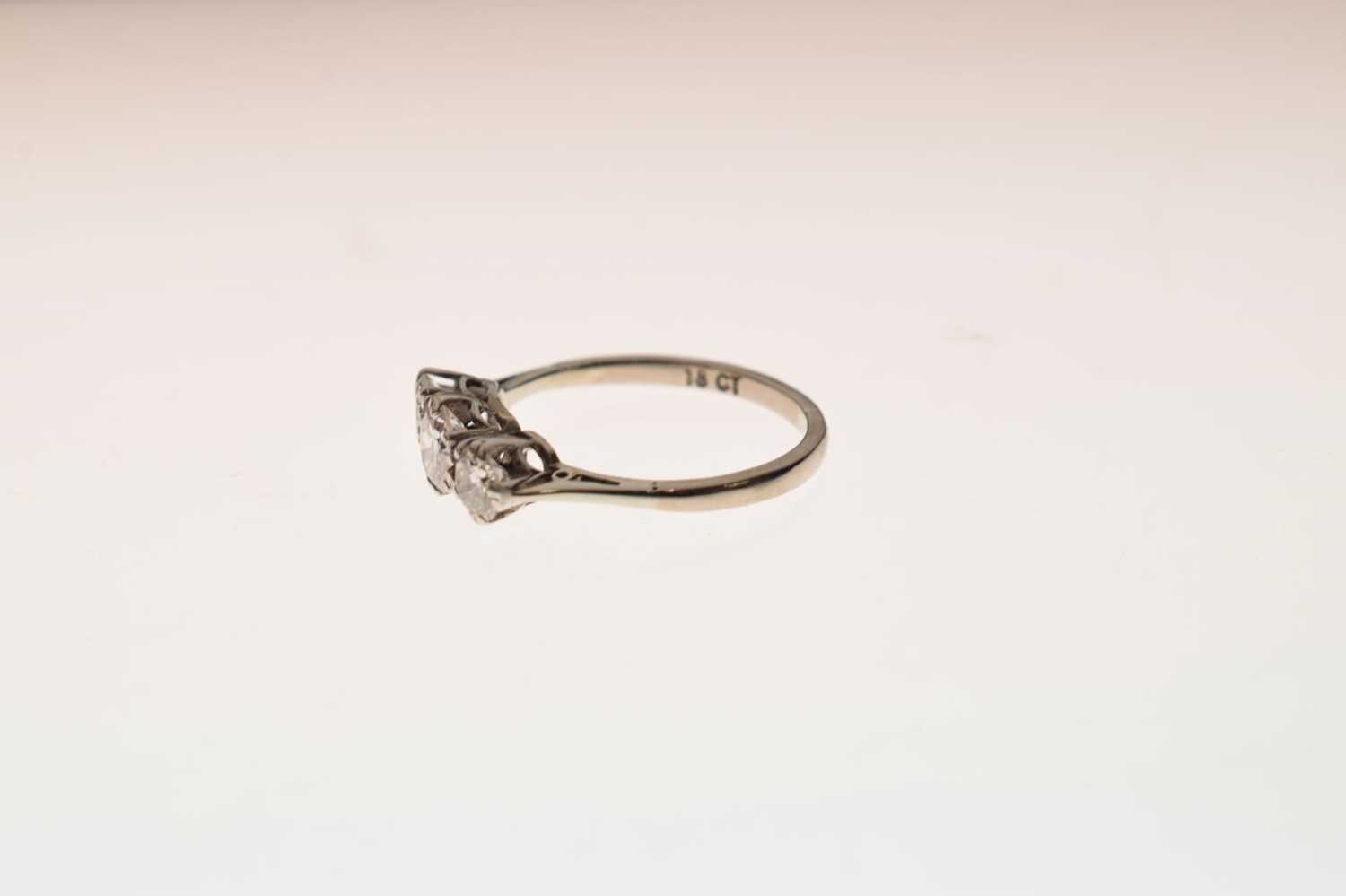 Three-stone diamond ring - Image 3 of 7