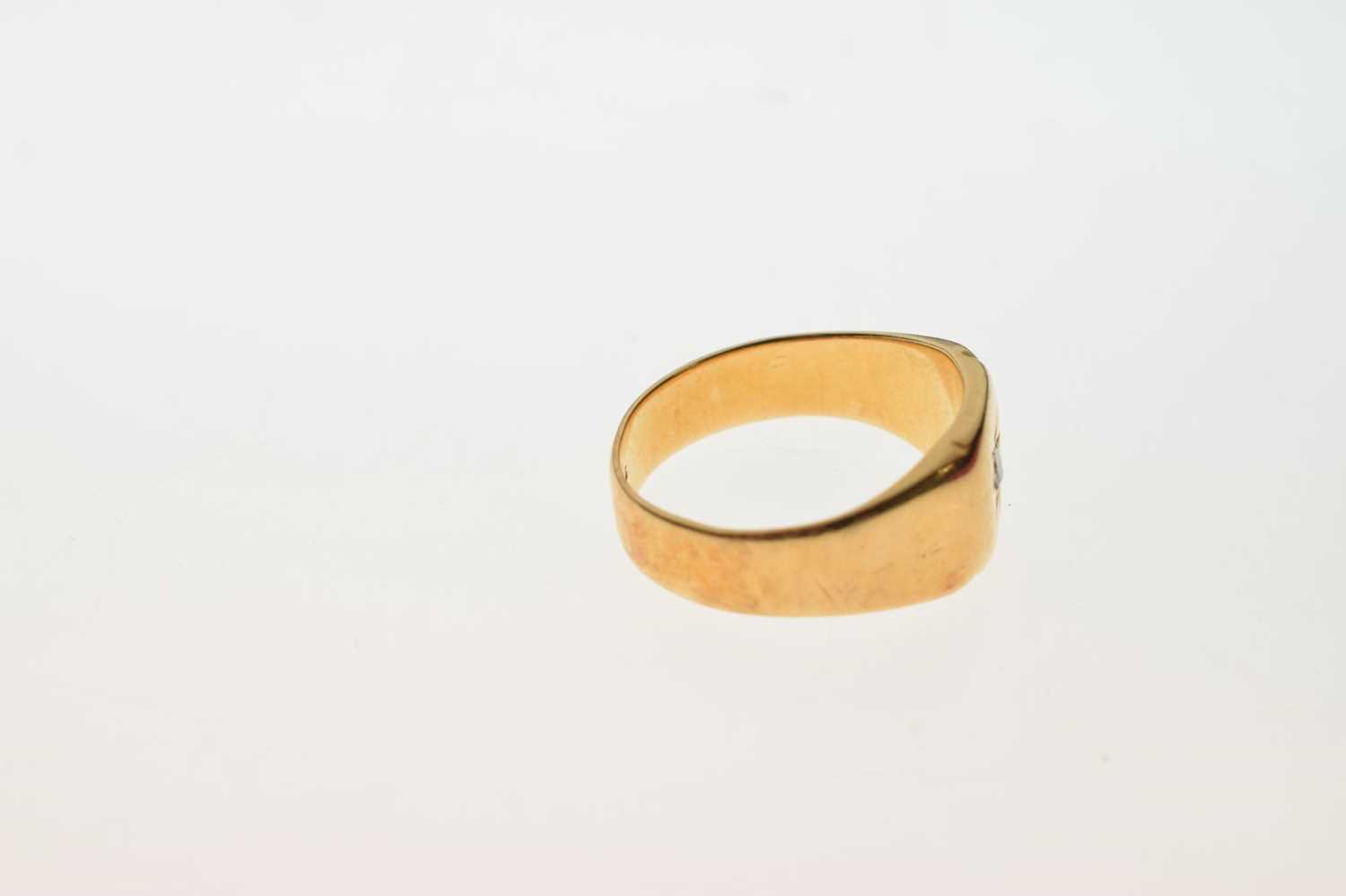 18ct gold gypsy set diamond signet ring - Image 5 of 7