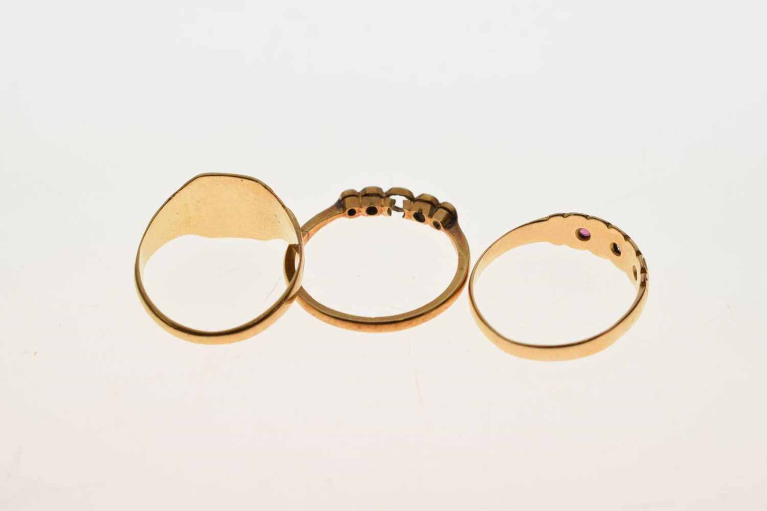 Three 18ct gold rings - Image 4 of 8