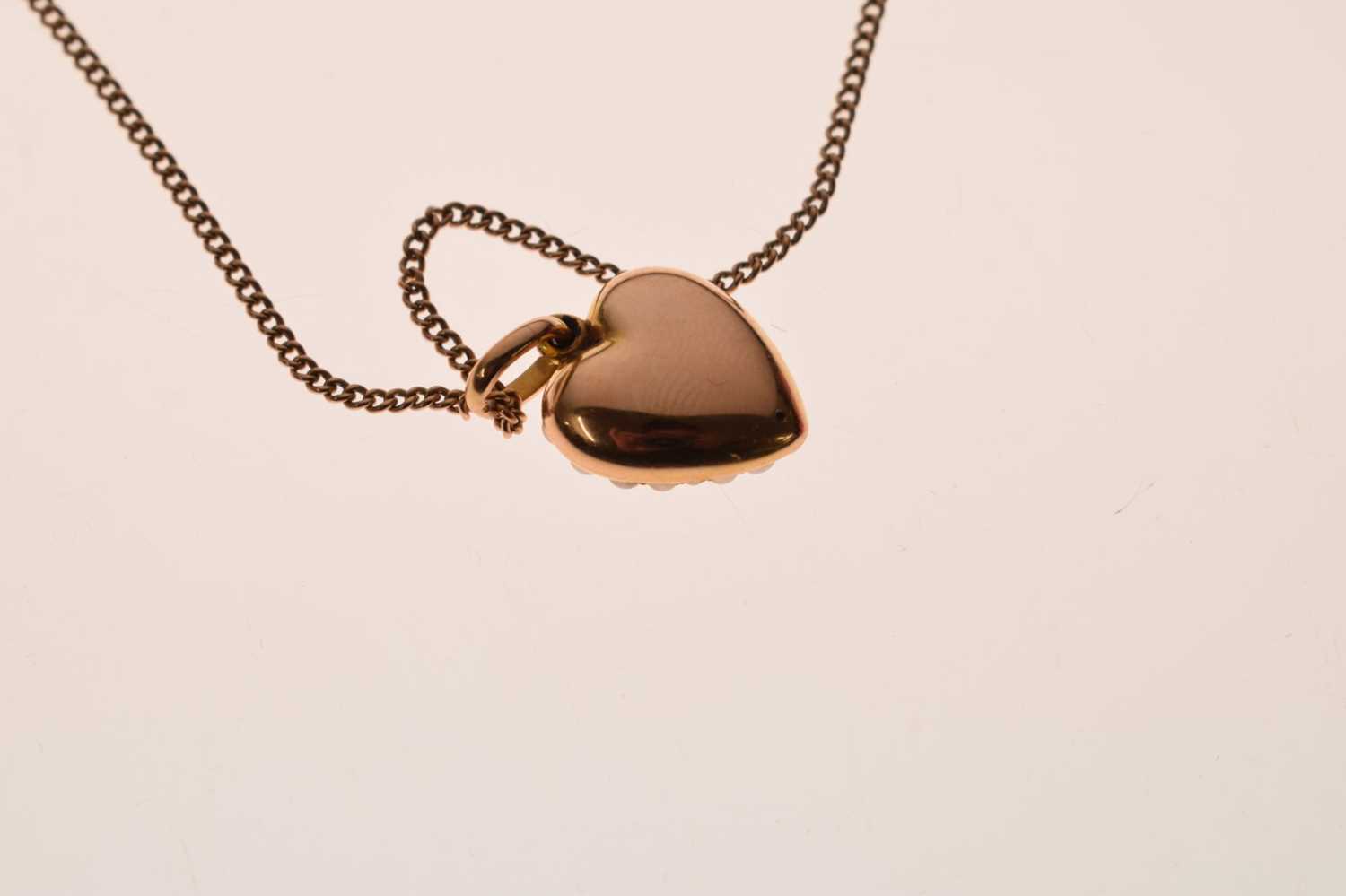 Yellow metal heart shaped pendant set seed pearls - Image 6 of 9