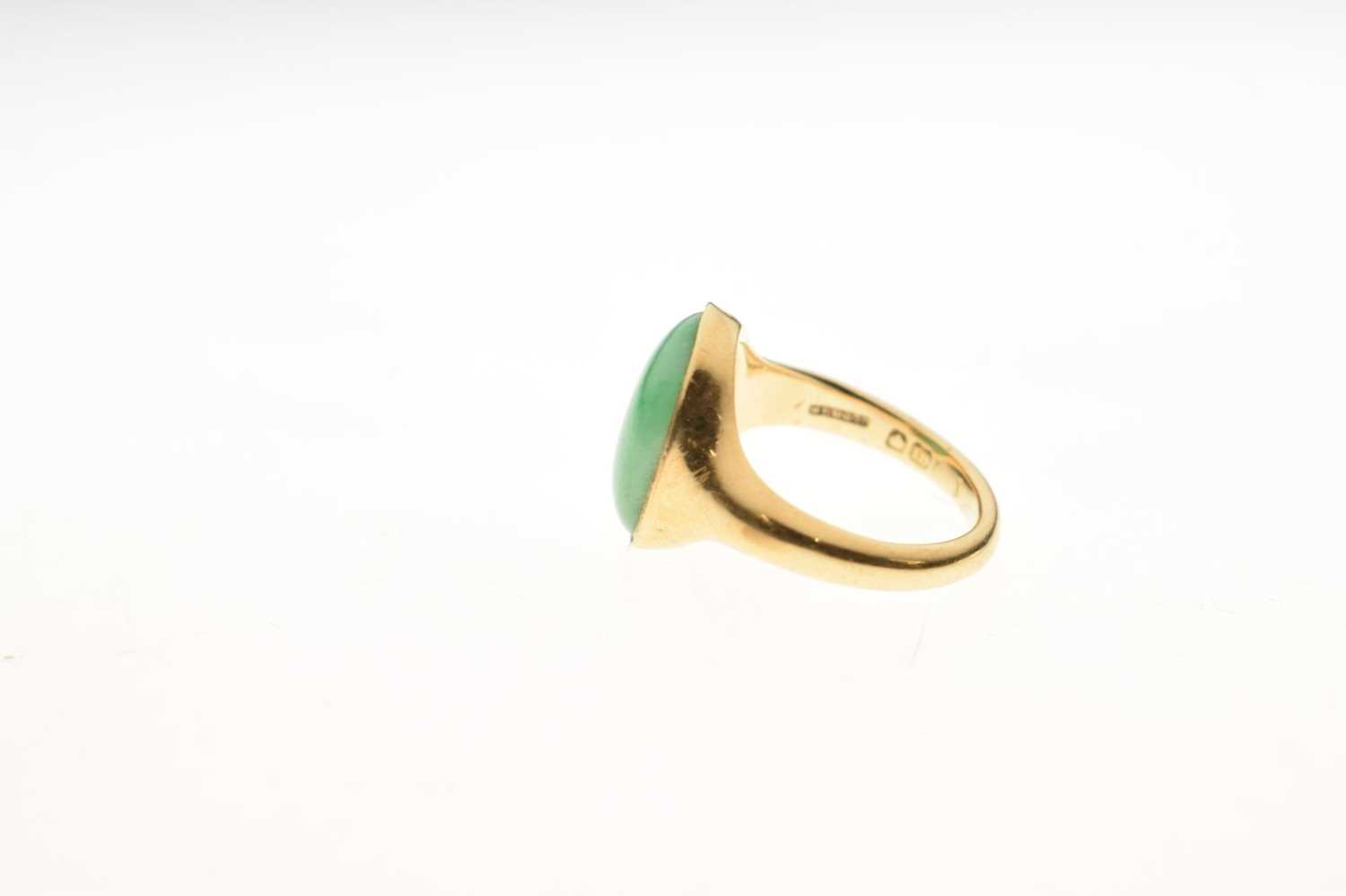 18ct gold ring set jade cabochon - Image 2 of 6