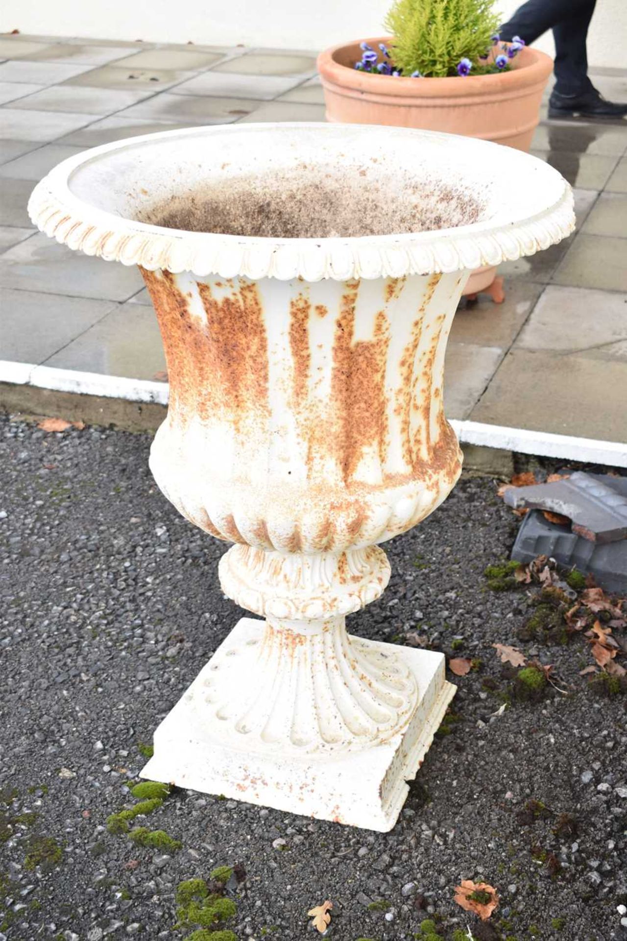 Victorian cast iron garden urn - Image 5 of 8