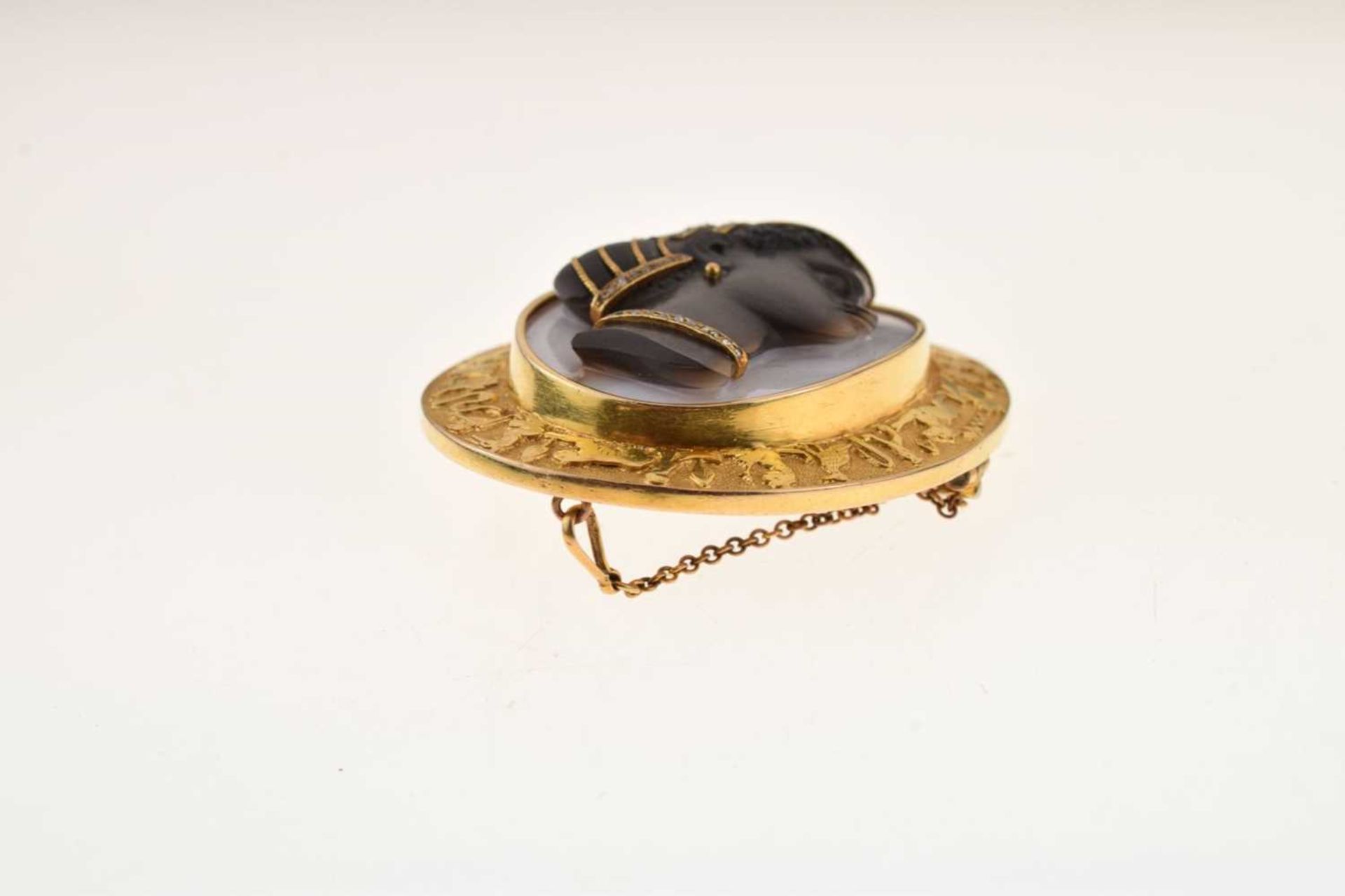 Good 19th century hardstone cameo habille brooch - Image 7 of 11