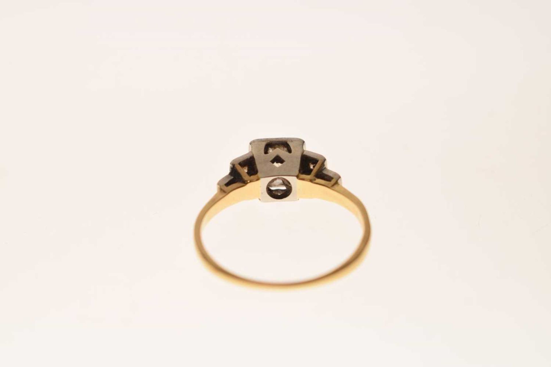 Art Deco diamond 18ct yellow gold and platinum set three stone ring - Image 3 of 8