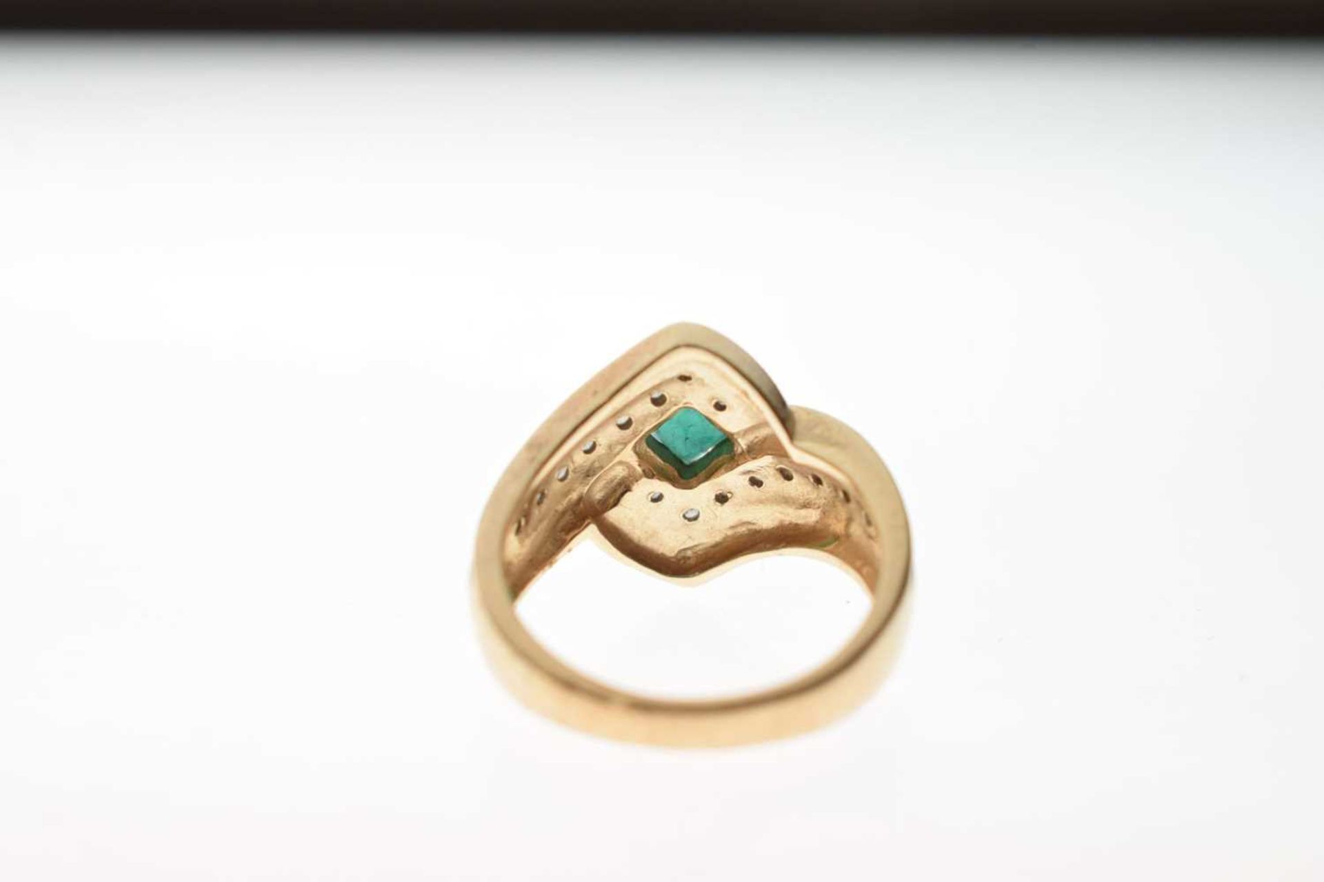 9ct gold dress ring set single square cut emerald - Image 4 of 7