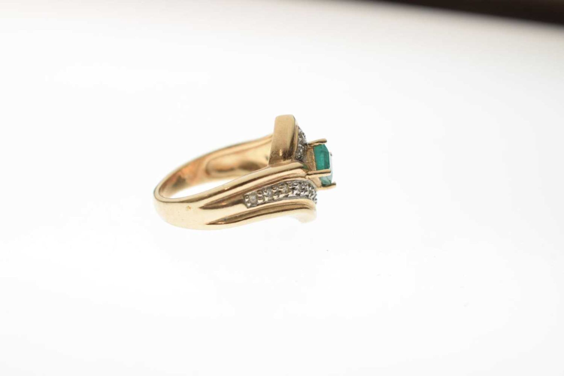 9ct gold dress ring set single square cut emerald - Image 5 of 7