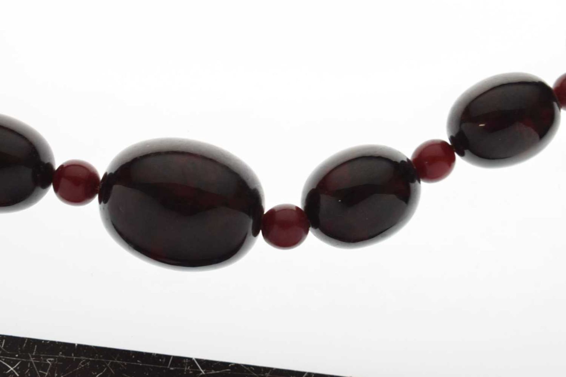 'Cherry amber' coloured bead necklace - Image 5 of 14