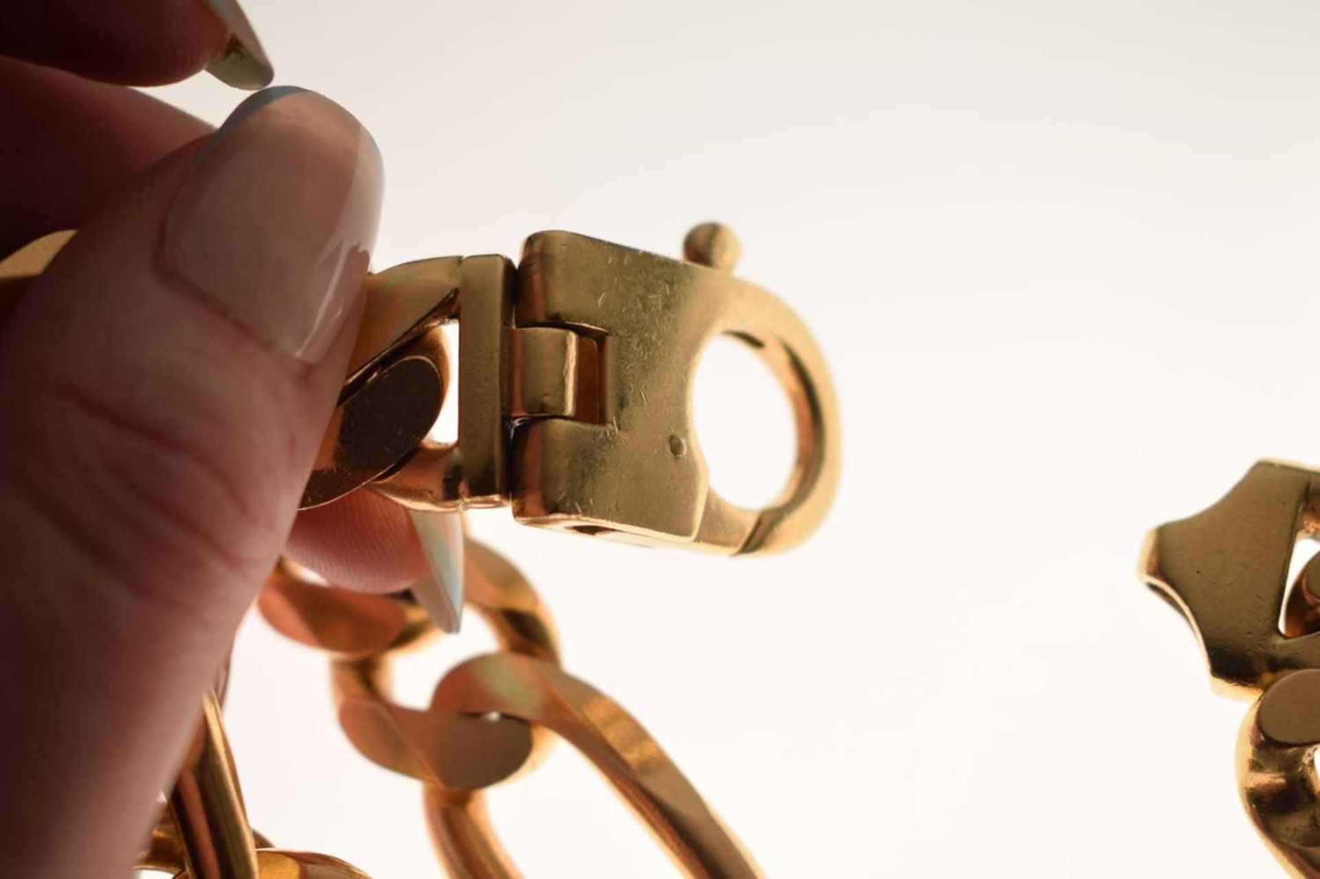 Heavy gauge filed curb link yellow metal chain, stamped '14K Italy' - Image 10 of 11