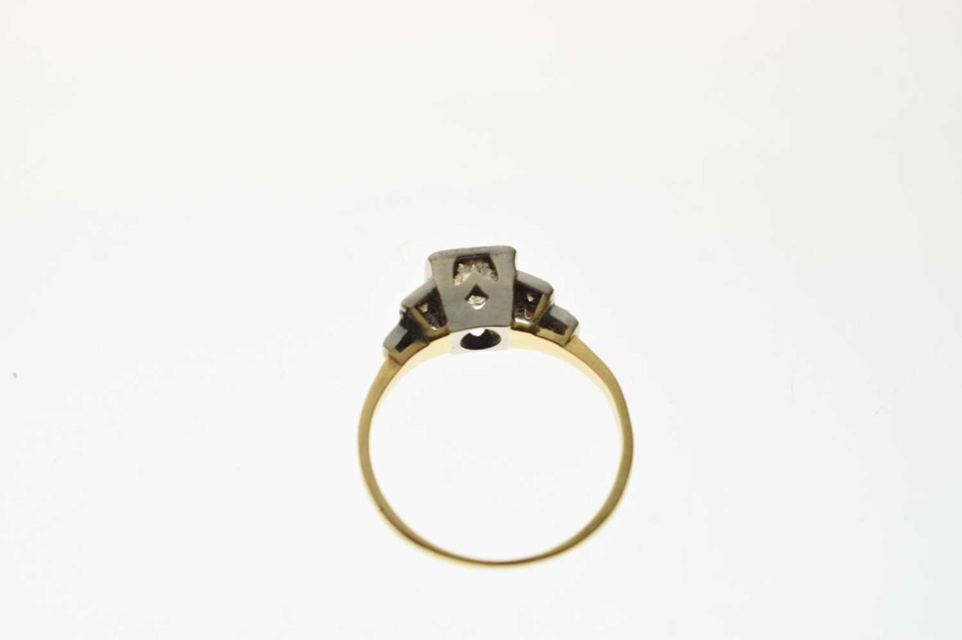 Art Deco diamond 18ct yellow gold and platinum set three stone ring - Image 4 of 8