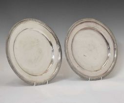 Pair of George V silver circular dinner plates, sponsor's marks of Edward Barnard & Sons Ltd