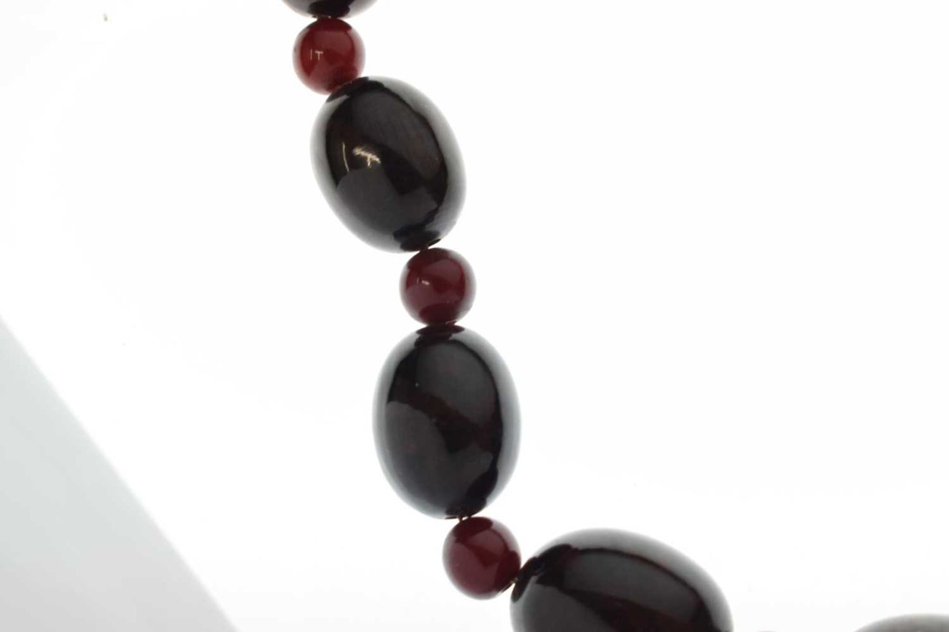 'Cherry amber' coloured bead necklace - Image 4 of 14