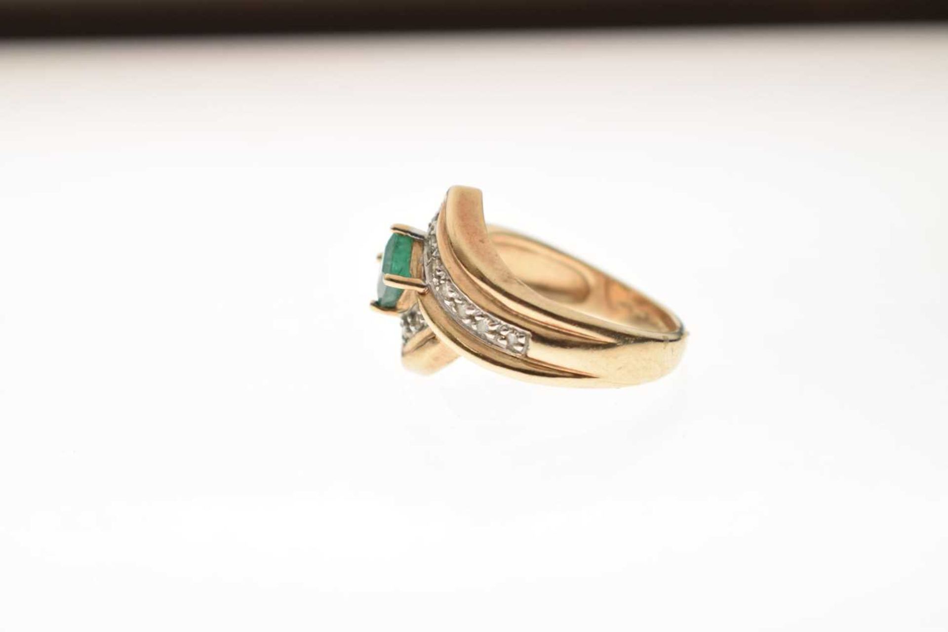 9ct gold dress ring set single square cut emerald - Image 3 of 7