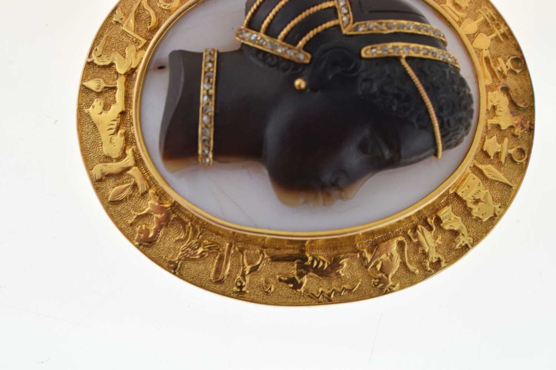 Good 19th century hardstone cameo habille brooch - Image 2 of 11