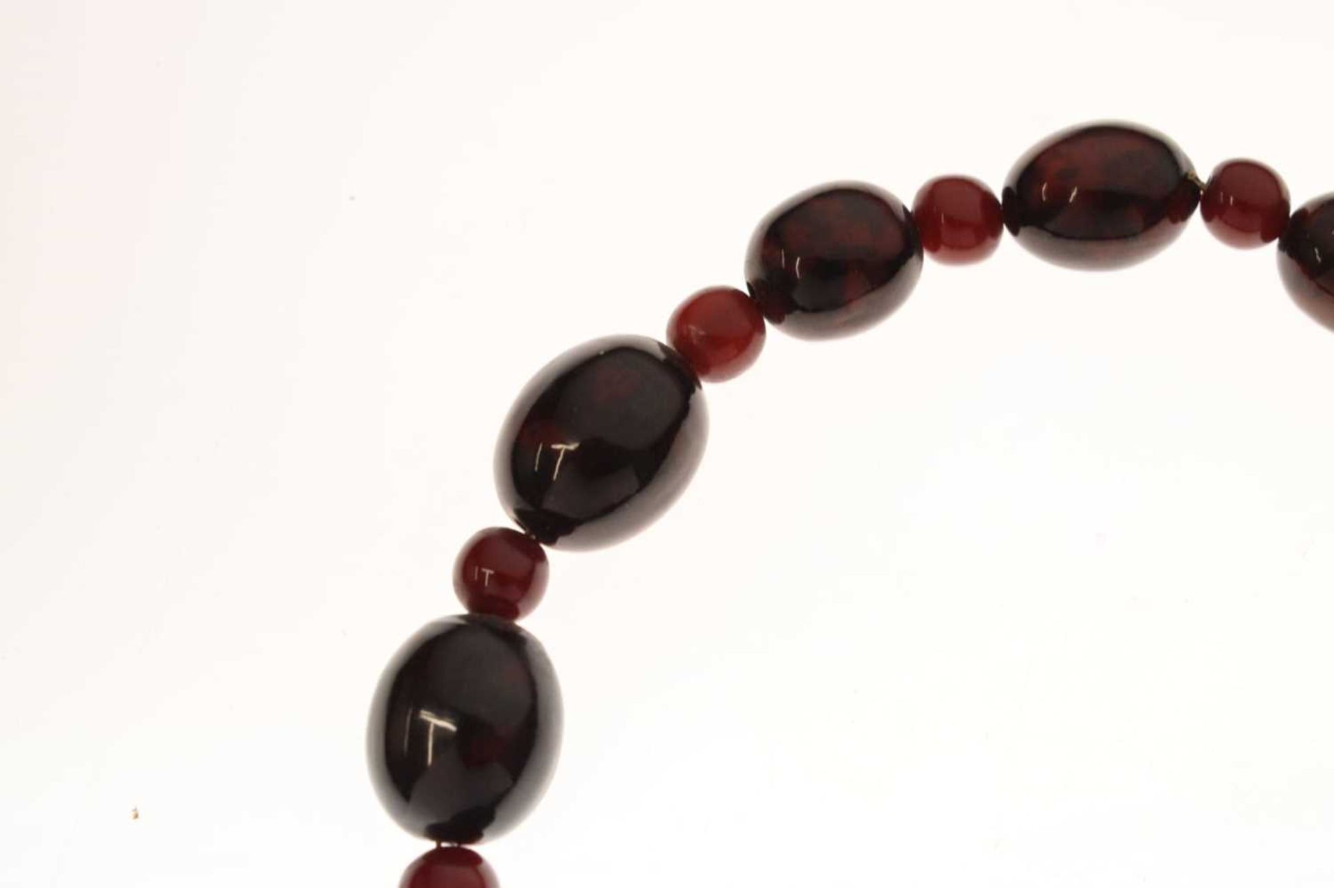 'Cherry amber' coloured bead necklace - Image 3 of 14