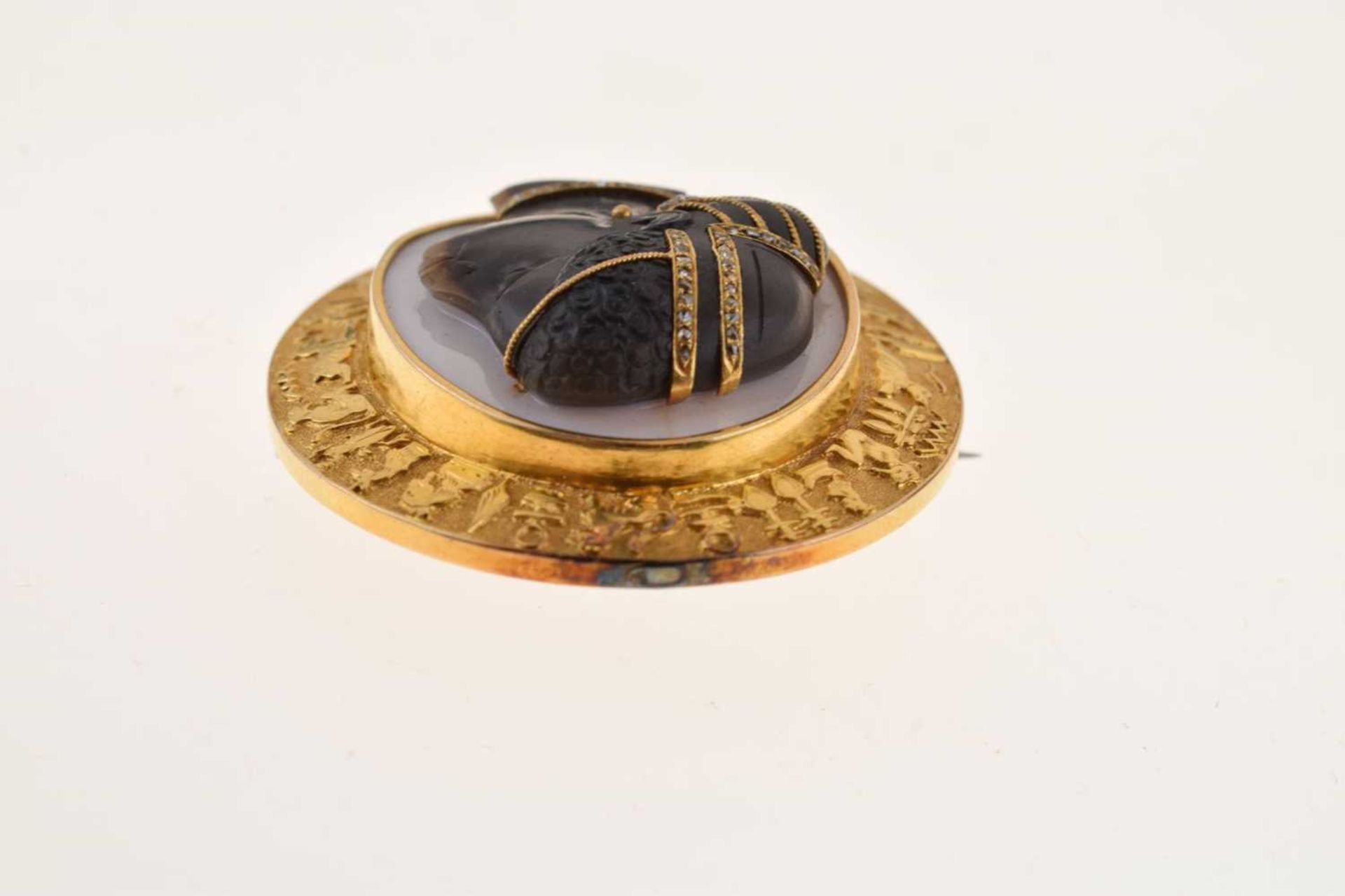 Good 19th century hardstone cameo habille brooch - Image 5 of 11