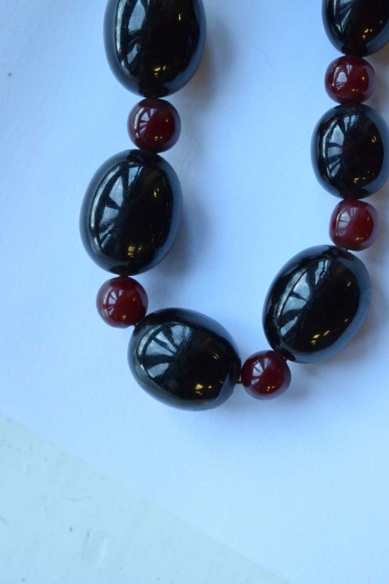 'Cherry amber' coloured bead necklace - Image 8 of 14