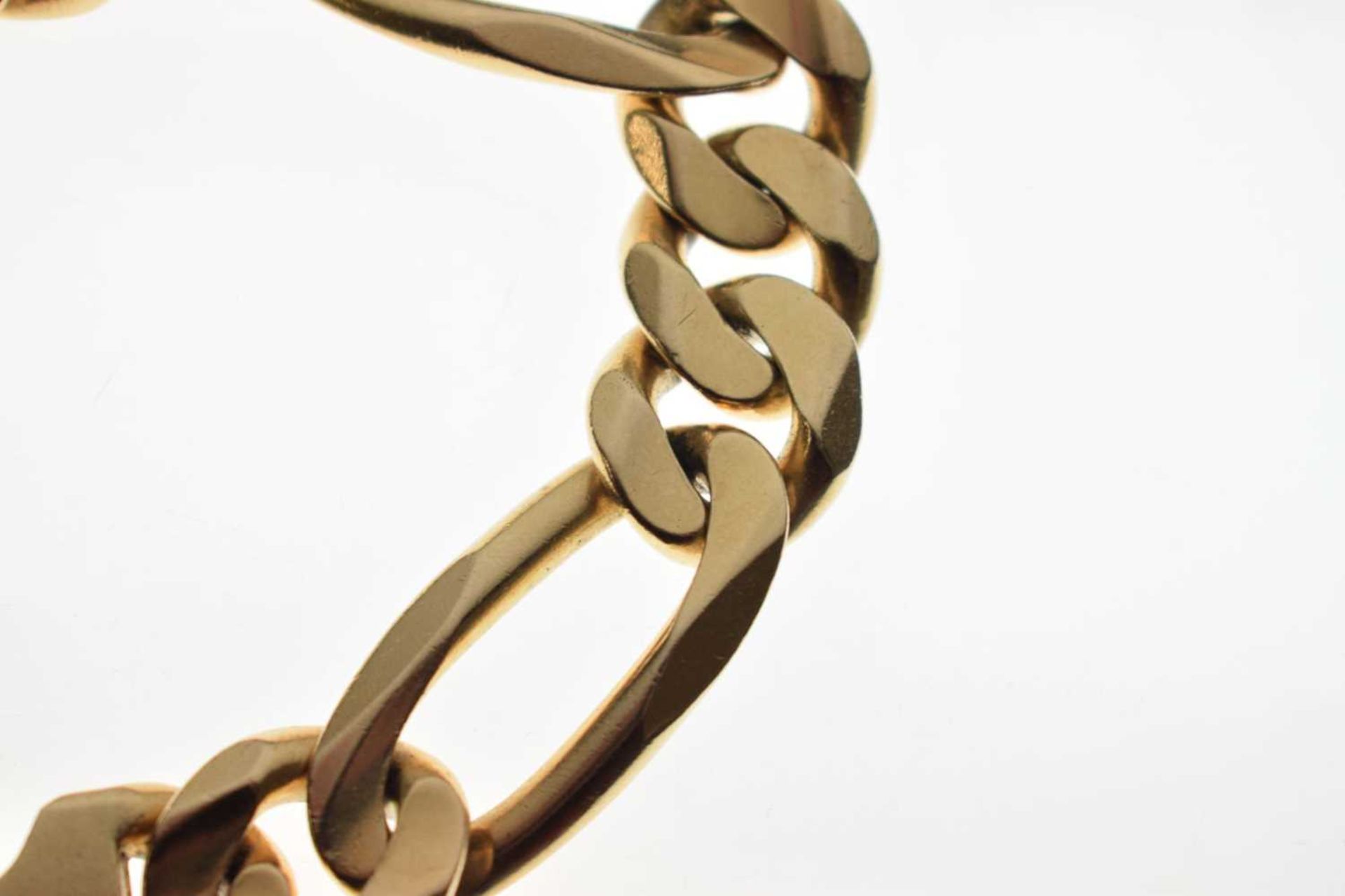 Heavy gauge filed curb link yellow metal bracelet, stamped '14K' and 'Italy' - Image 9 of 14