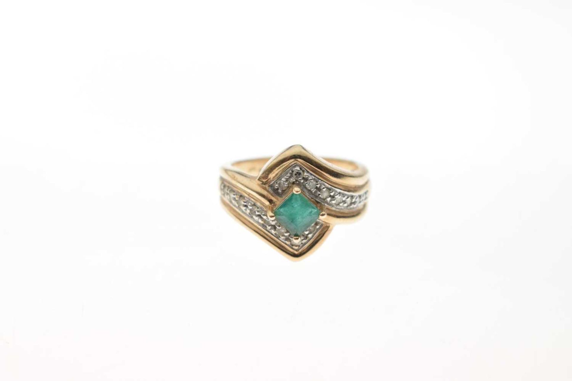 9ct gold dress ring set single square cut emerald - Image 2 of 7