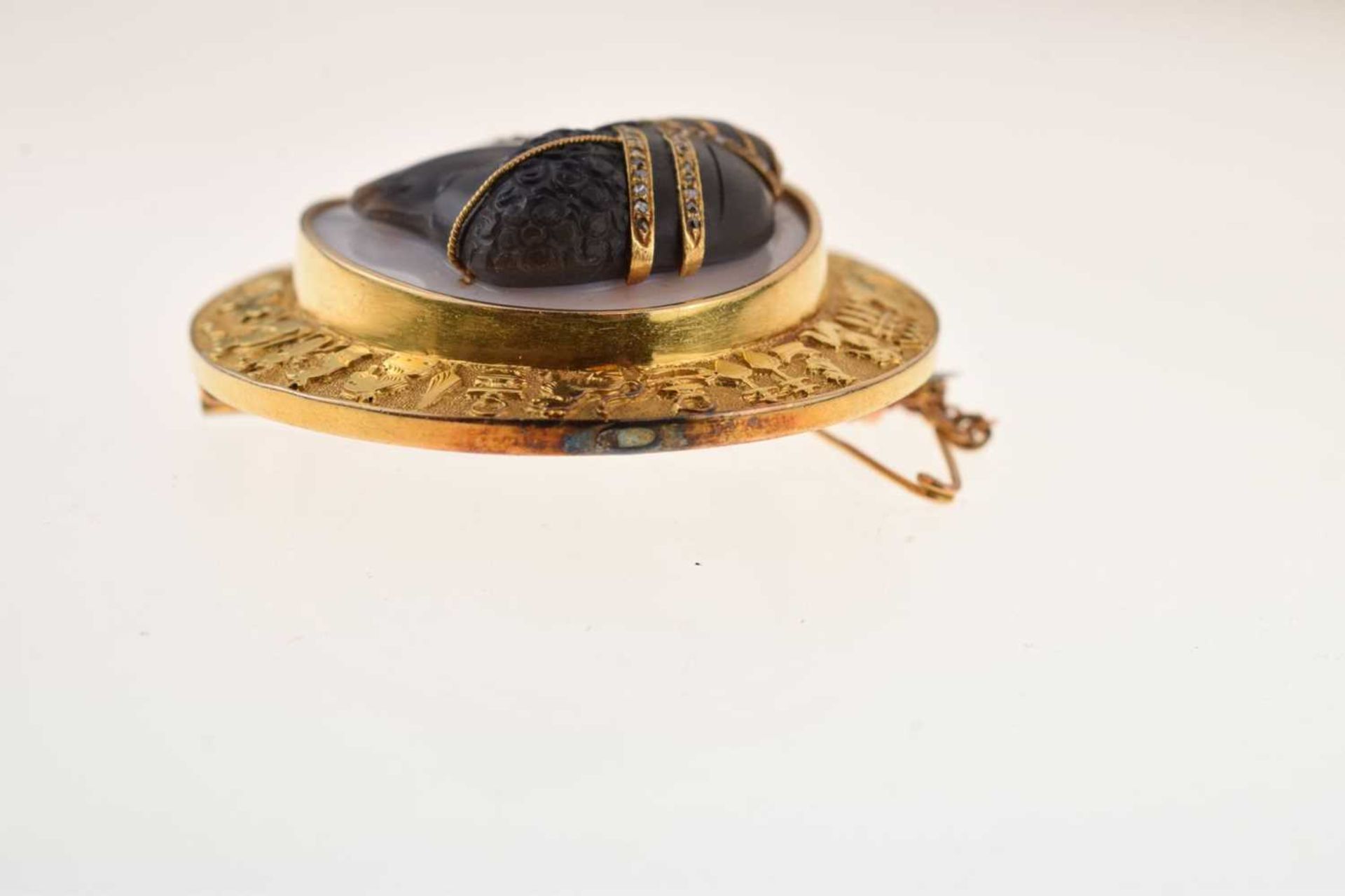 Good 19th century hardstone cameo habille brooch - Image 10 of 11