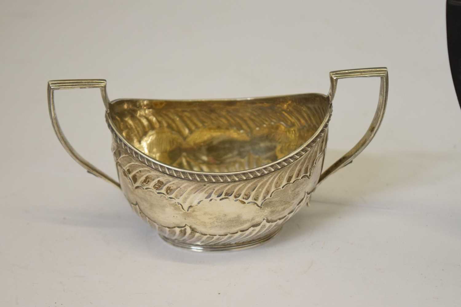 Late Victorian three-piece silver tea set - Bild 7 aus 11