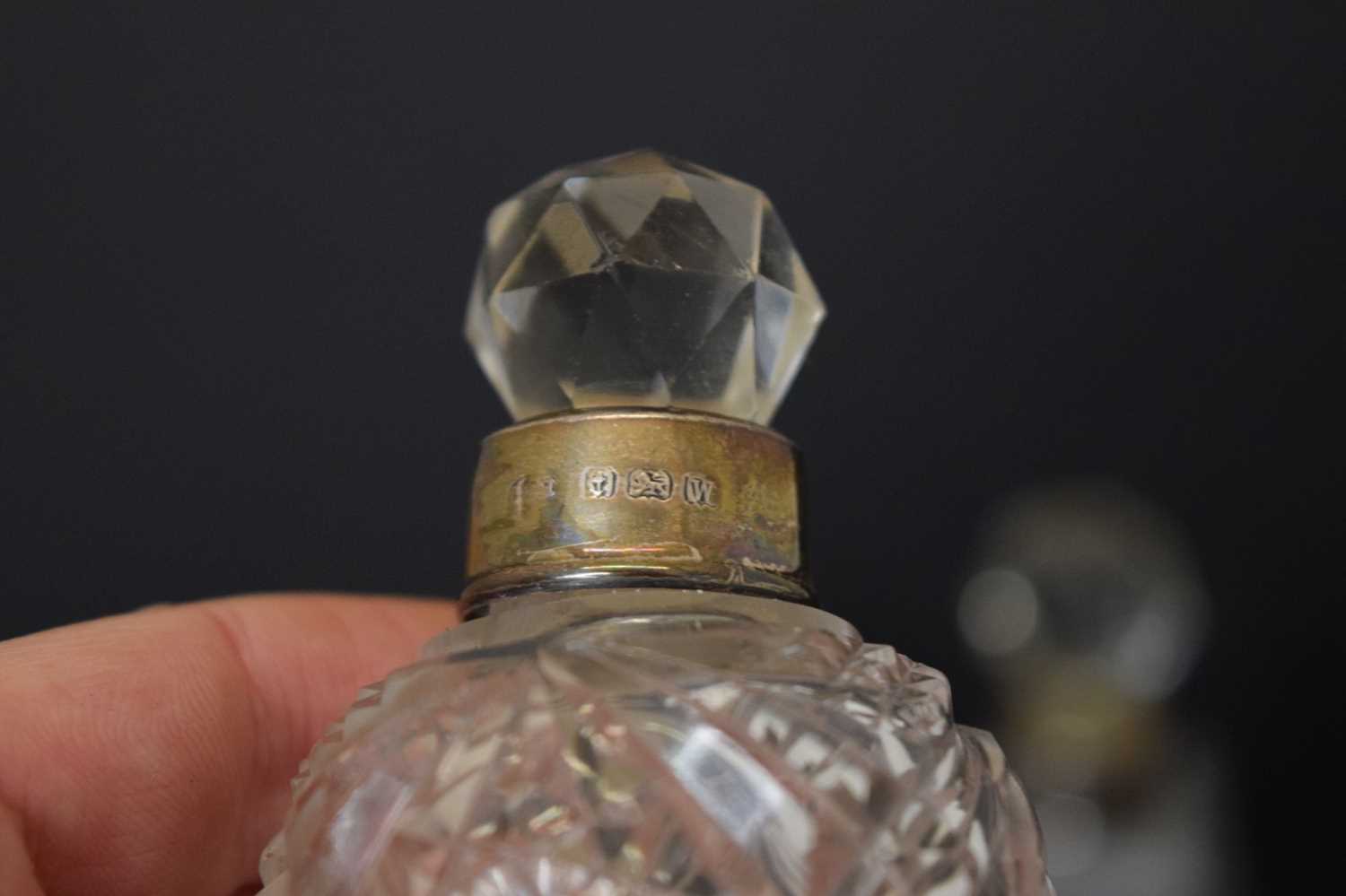 Quantity of mainly silver mounted and capped perfume and scent bottles - Image 9 of 10