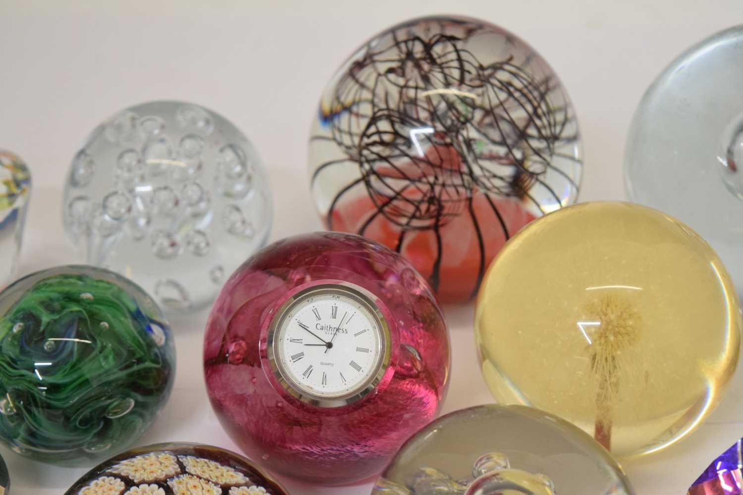 Collection of glass paperweights - Bild 10 aus 12