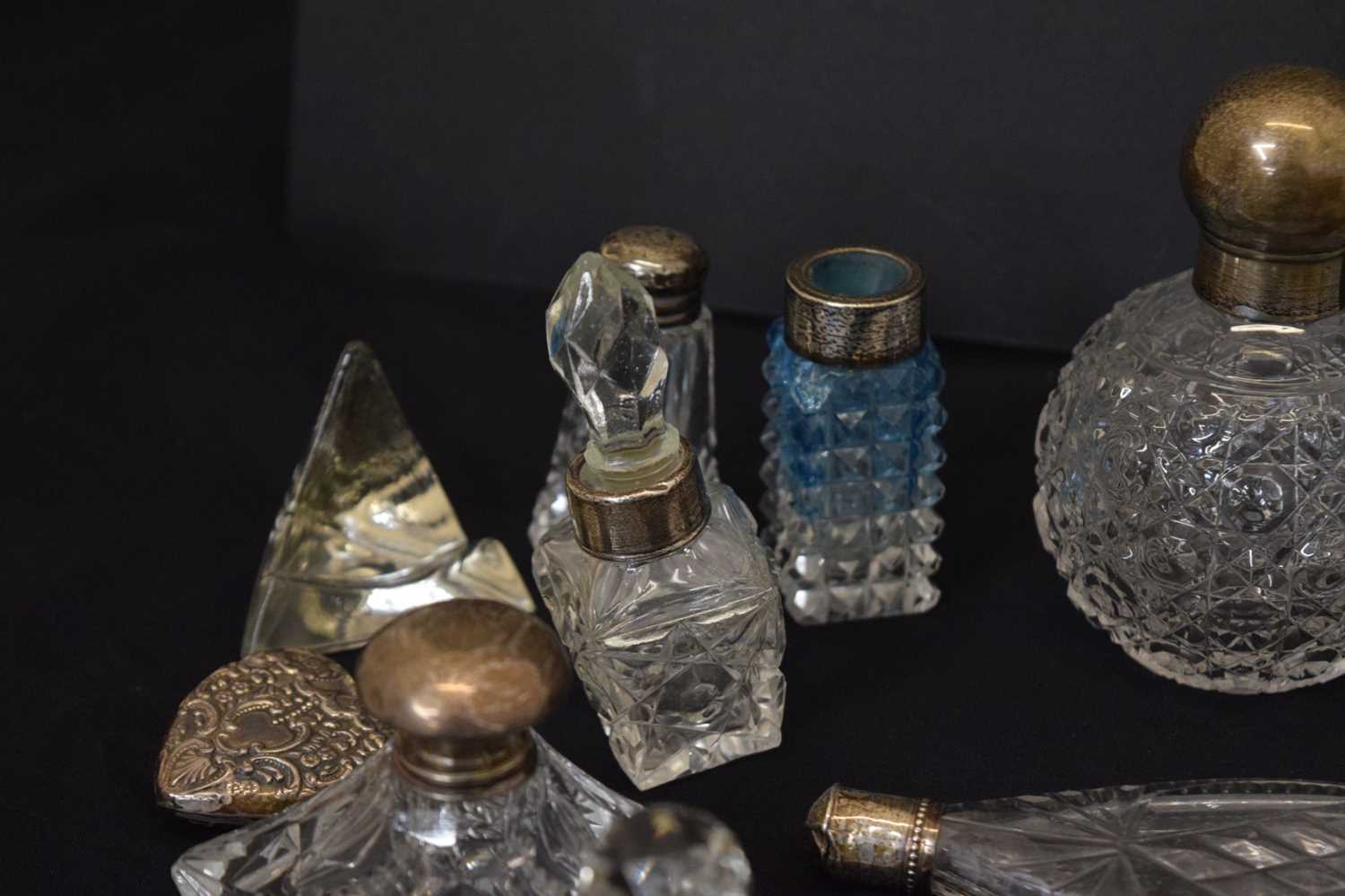Quantity of mainly silver mounted and capped perfume and scent bottles - Image 6 of 10
