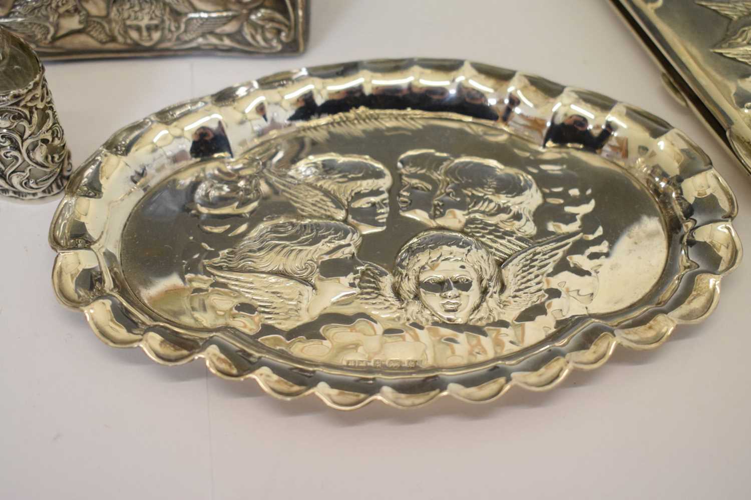 Collection of silver items each having embossed Reynold's cherubs decoration - Image 4 of 10