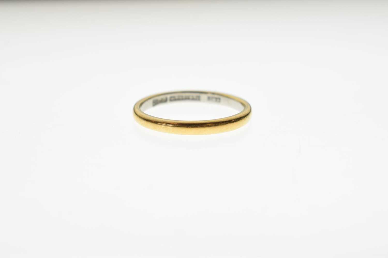 Yellow metal (22ct) and platinum wedding band - Image 4 of 4