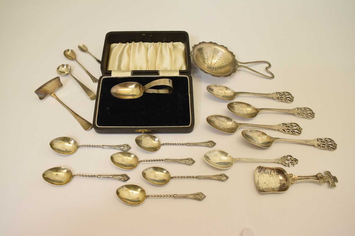 Assorted silver including four golfing spoons, tea strainer, George VI Scottish caddy spoon, etc - Bild 2 aus 13