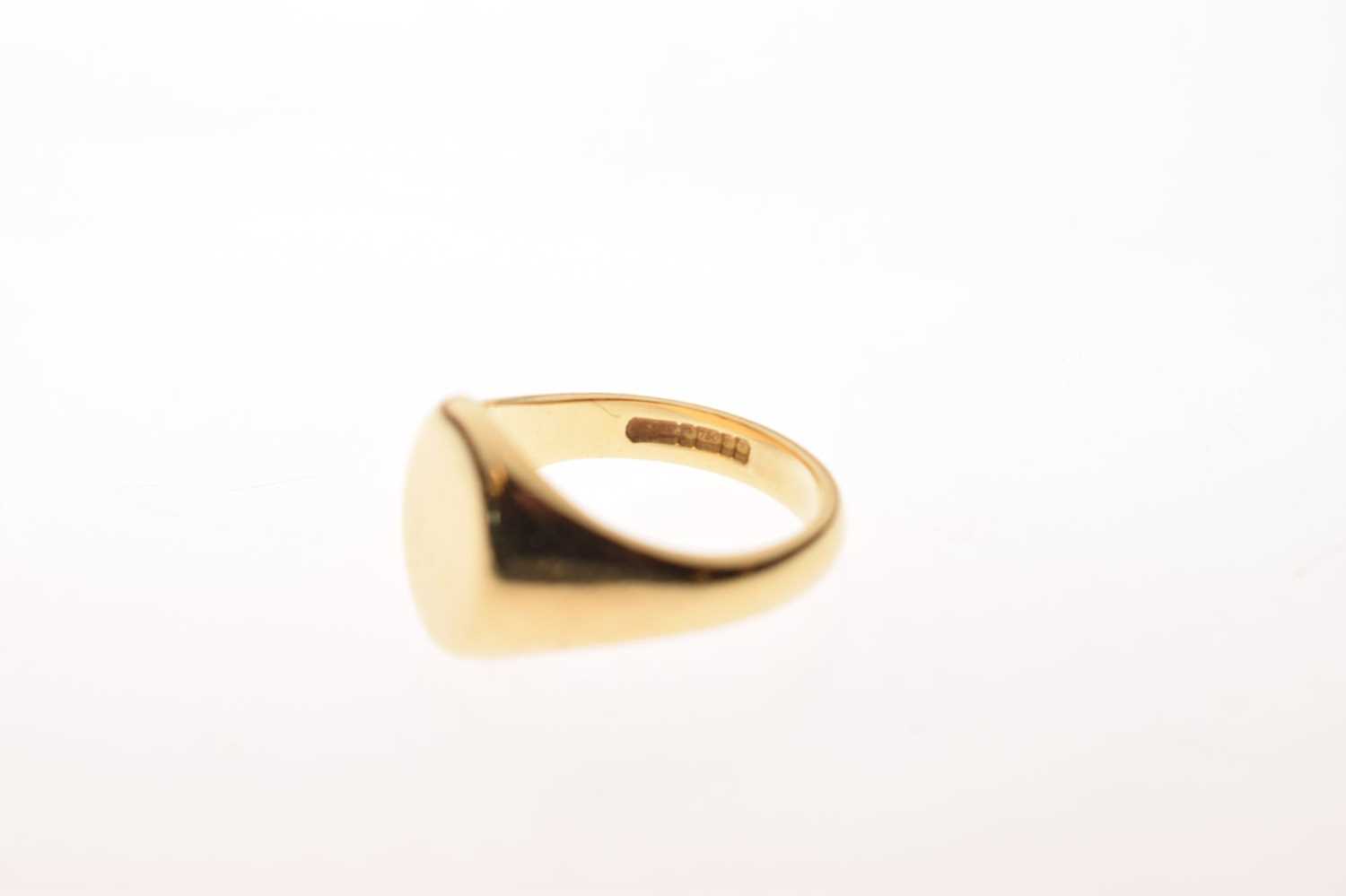 18ct gold oval signet ring - Image 4 of 5