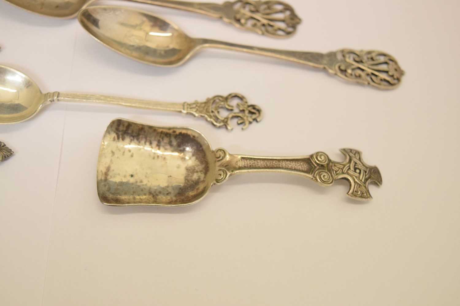 Assorted silver including four golfing spoons, tea strainer, George VI Scottish caddy spoon, etc - Bild 5 aus 13