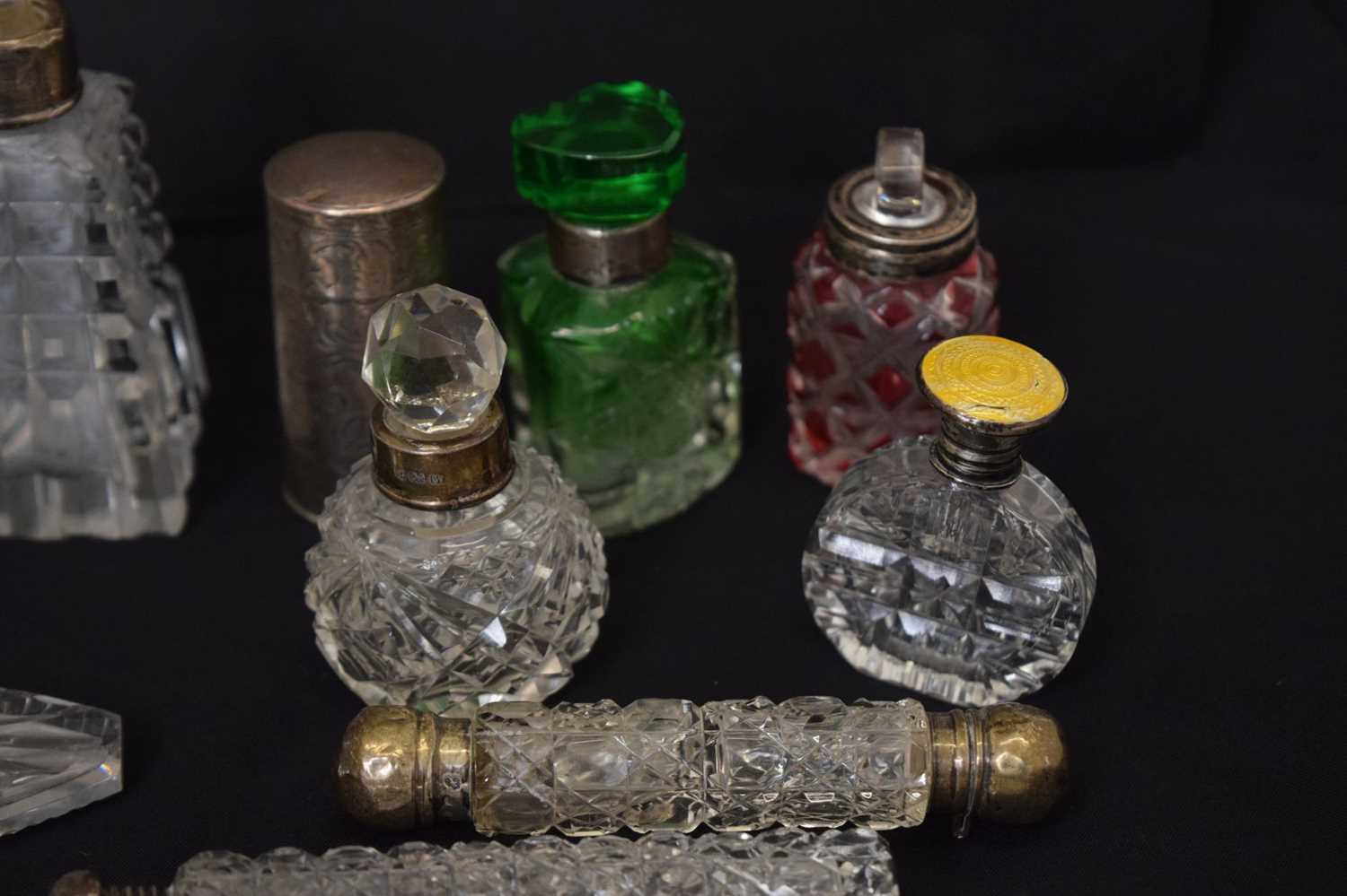 Quantity of mainly silver mounted and capped perfume and scent bottles - Image 4 of 10