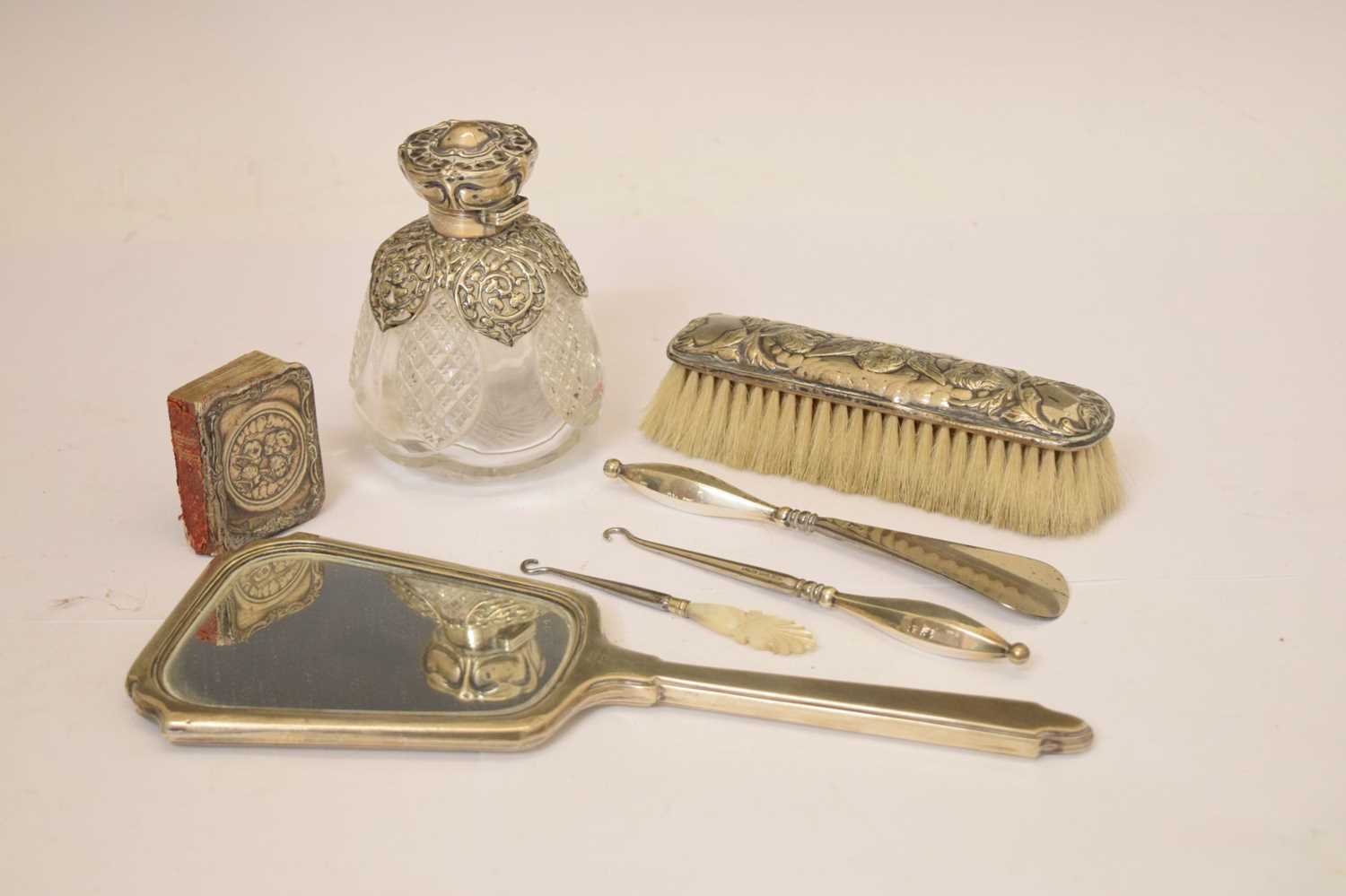 Edward VII silver mounted perfume bottle, and a quantity of silver handled dressing table items - Bild 2 aus 11