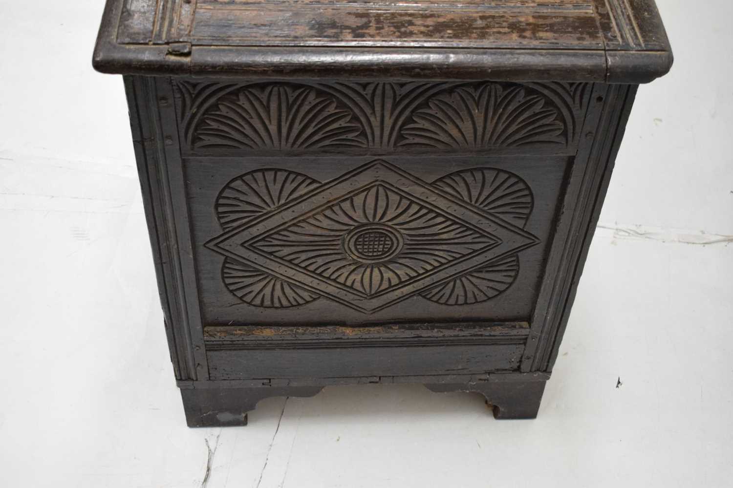 17th century oak coffer or bedding chest - Image 5 of 18