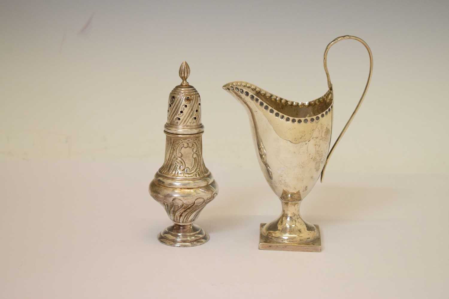 Late Victorian silver helmet cream jug and an Elizabeth II silver baluster pepperette - Bild 2 aus 9