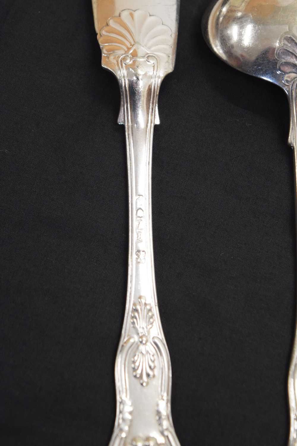 Quantity of silver Kings pattern cutlery, to include a set of three Victorian tablespoons, etc - Bild 11 aus 12