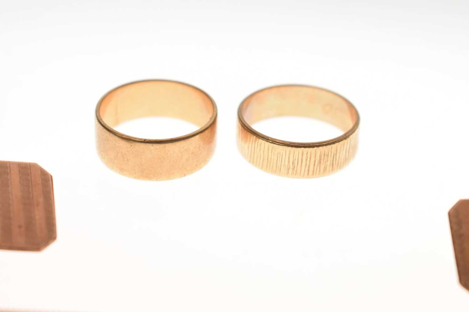 Two 9ct gold wedding bands, pair of 9ct cufflinks, and other gold jewellery - Image 10 of 14