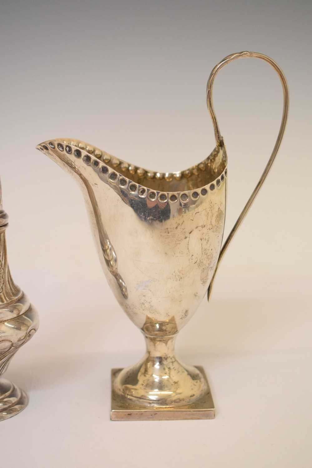 Late Victorian silver helmet cream jug and an Elizabeth II silver baluster pepperette - Bild 4 aus 9