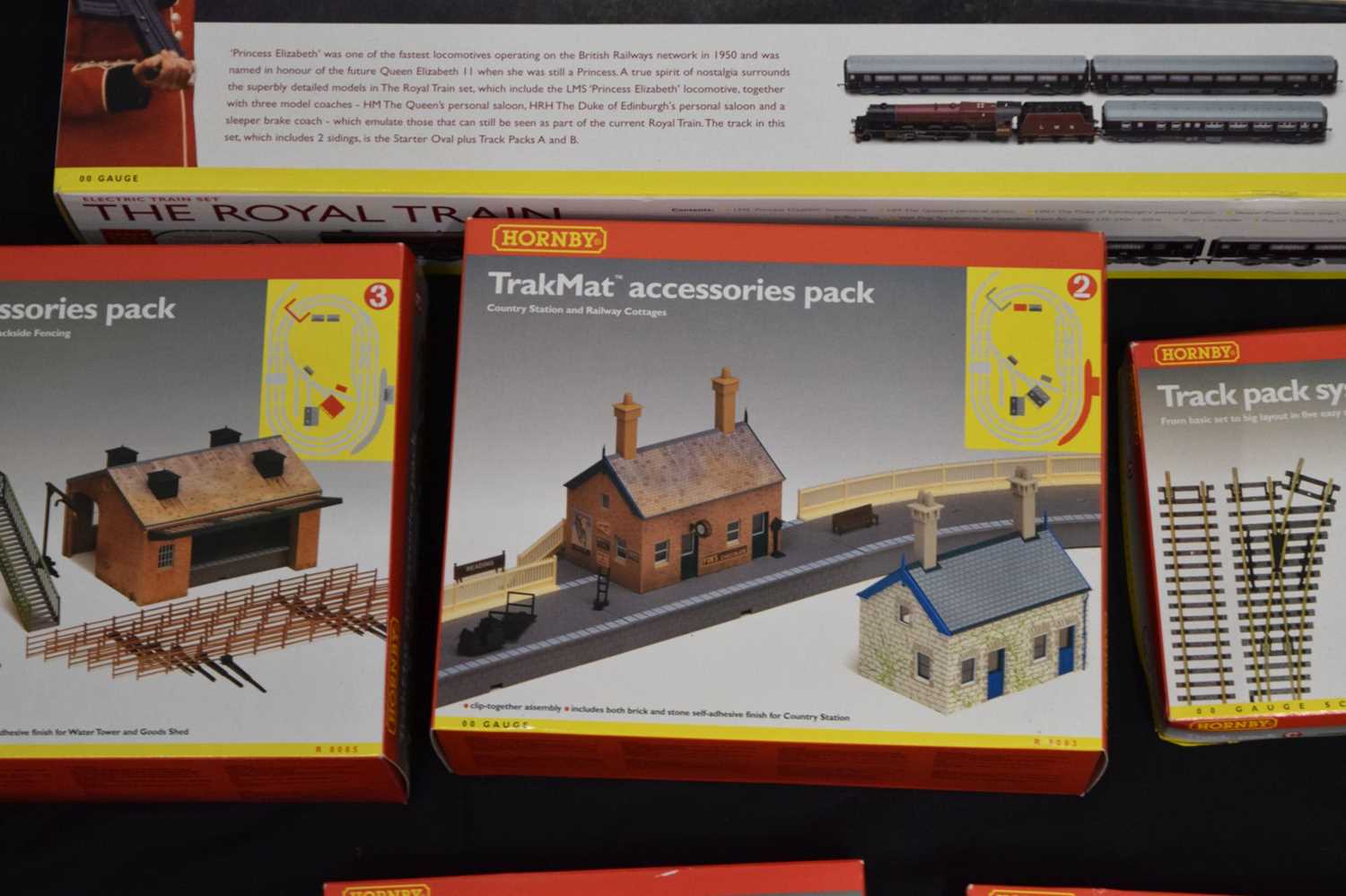 Hornby - Boxed 00 gauge 'Royal Train' trainset and boxed accessories - Image 4 of 7