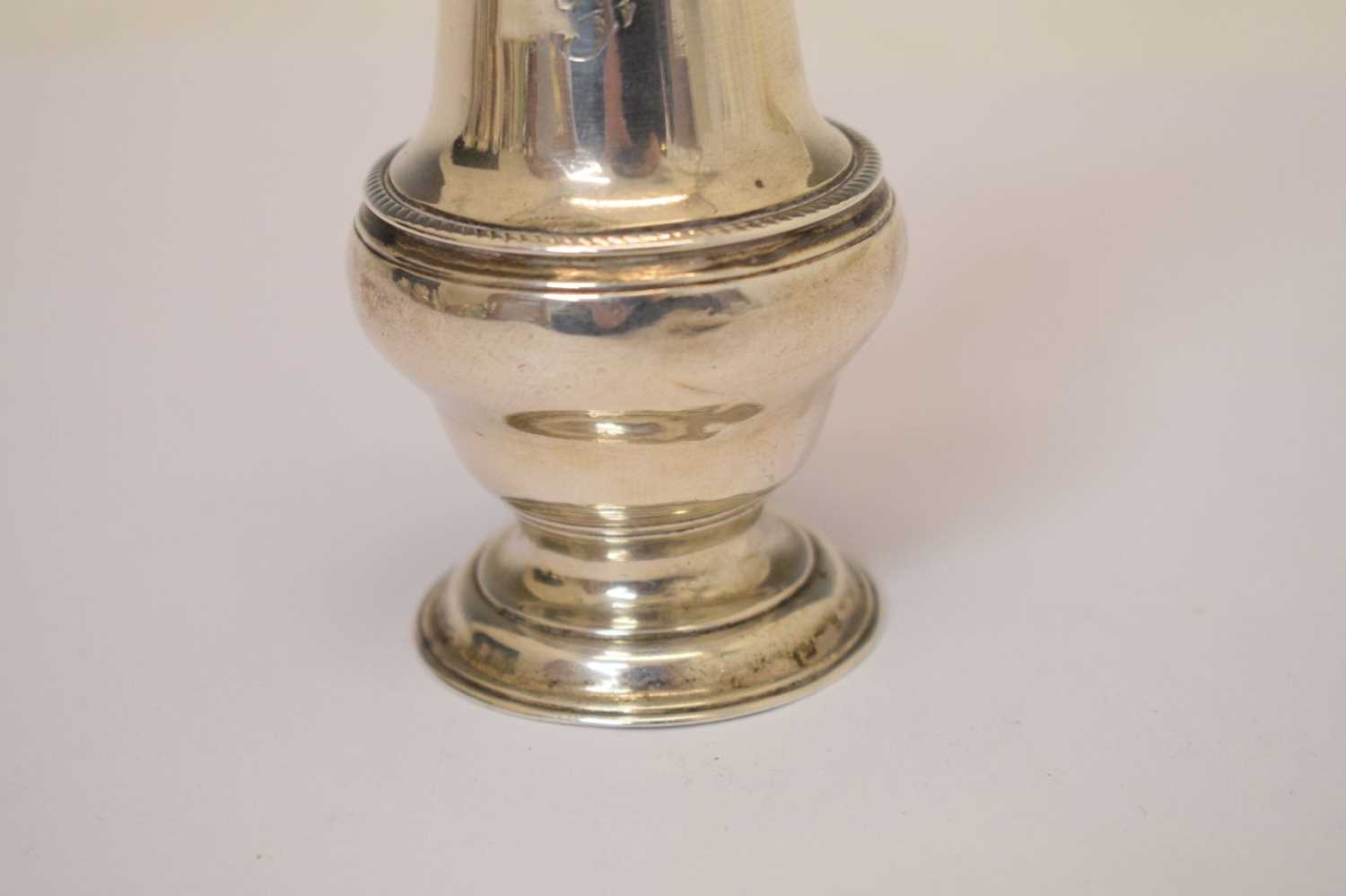 George III silver pepperette of baluster form - Bild 5 aus 9