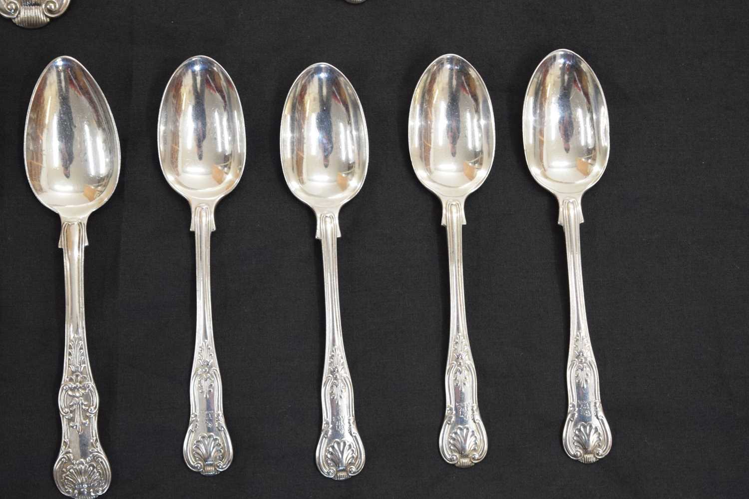 Quantity of silver Kings pattern cutlery, to include a set of three Victorian tablespoons, etc - Image 4 of 12