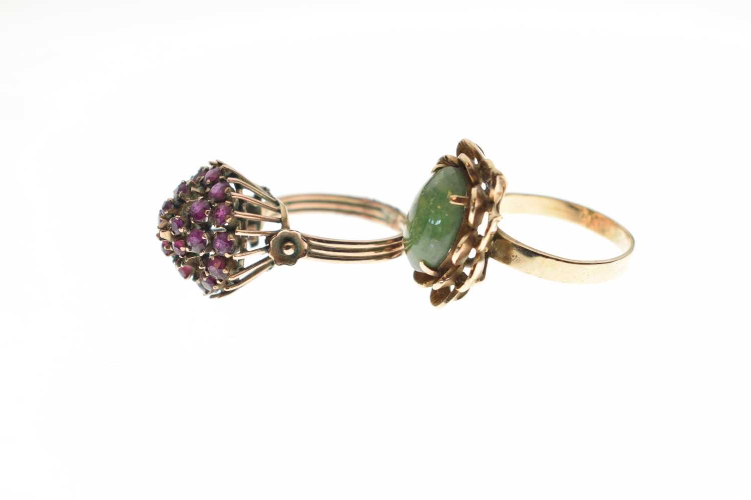 Green hardstone and yellow metal dress ring - Image 2 of 6