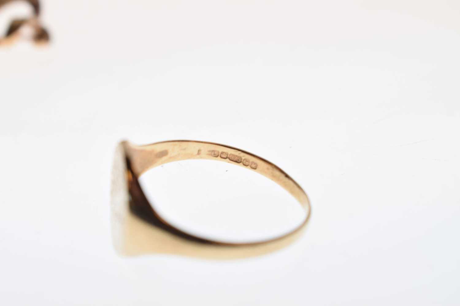 9ct gold half-engraved oval signet ring - Image 4 of 7