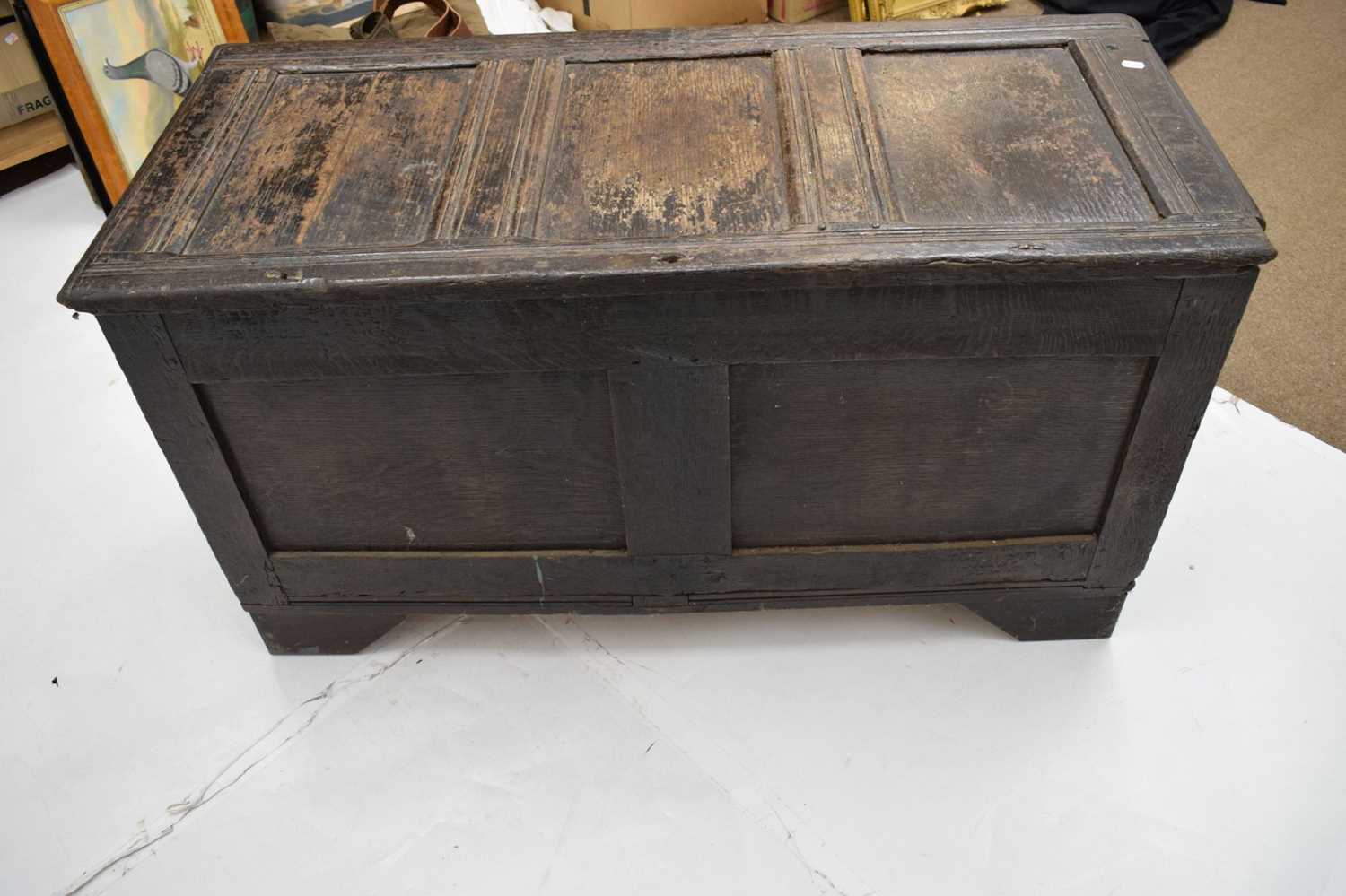 17th century oak coffer or bedding chest - Image 7 of 18