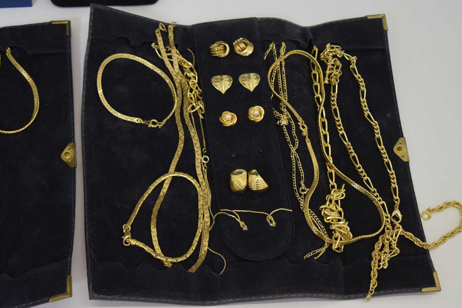 Collection of costume jewellery to include boxed Swarovski earrings, etc - Image 10 of 16