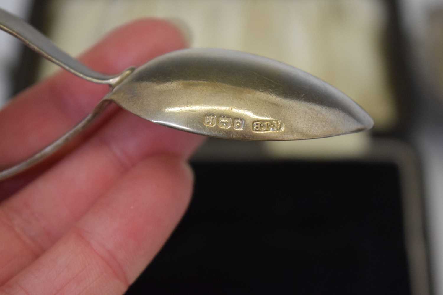 Assorted silver including four golfing spoons, tea strainer, George VI Scottish caddy spoon, etc - Bild 10 aus 13